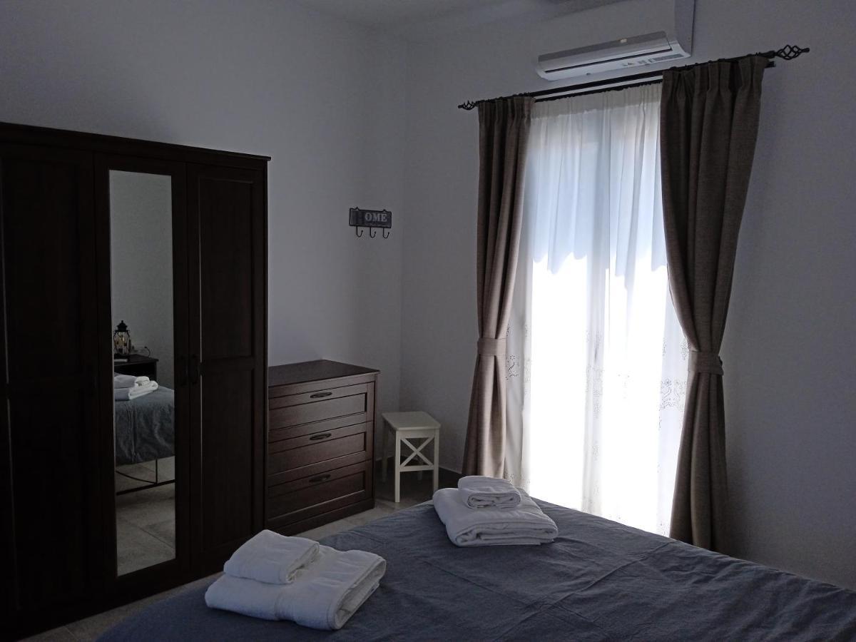 Stilvi Milos Plaka  Luaran gambar