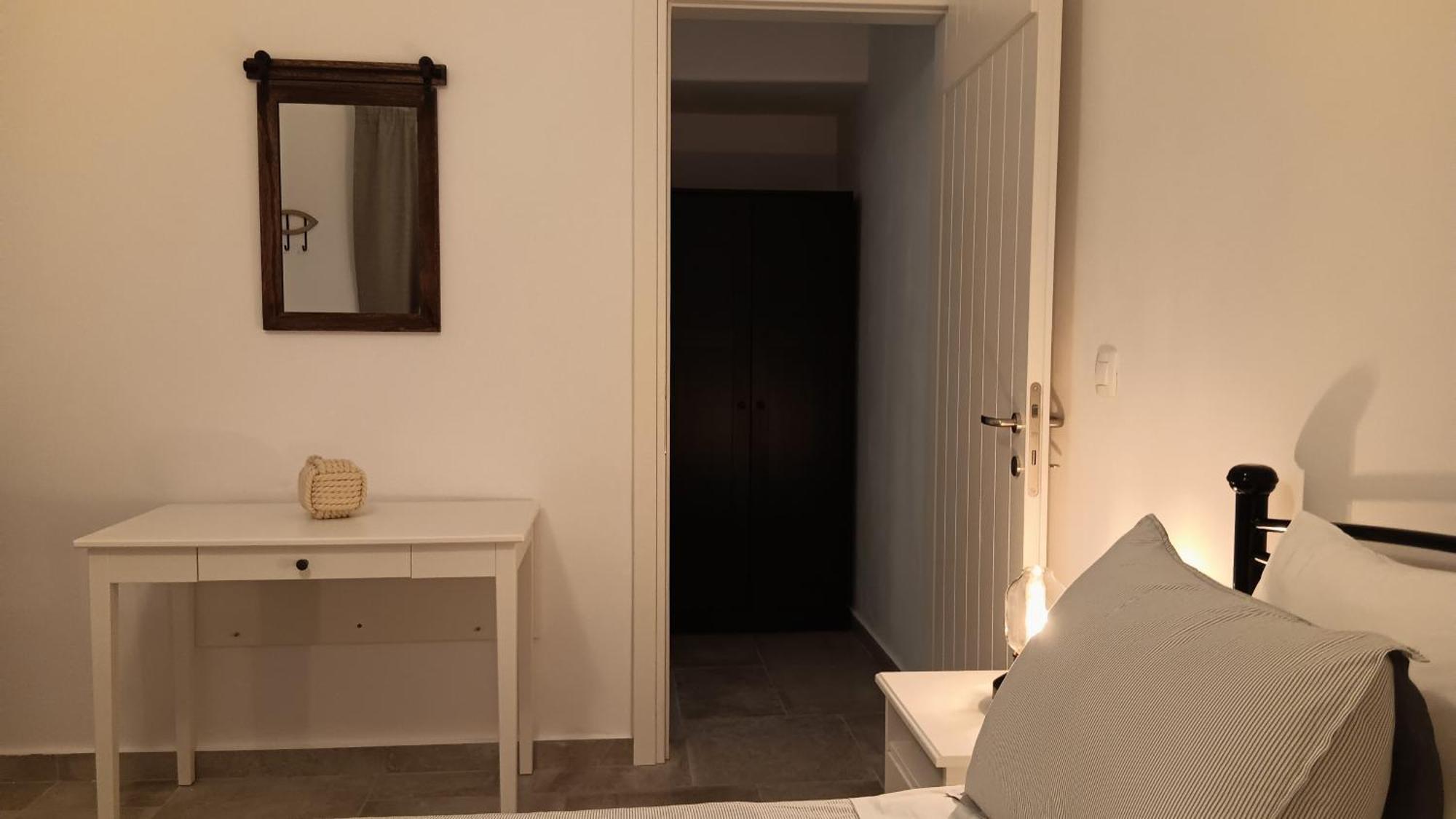 Stilvi Milos Plaka  Luaran gambar